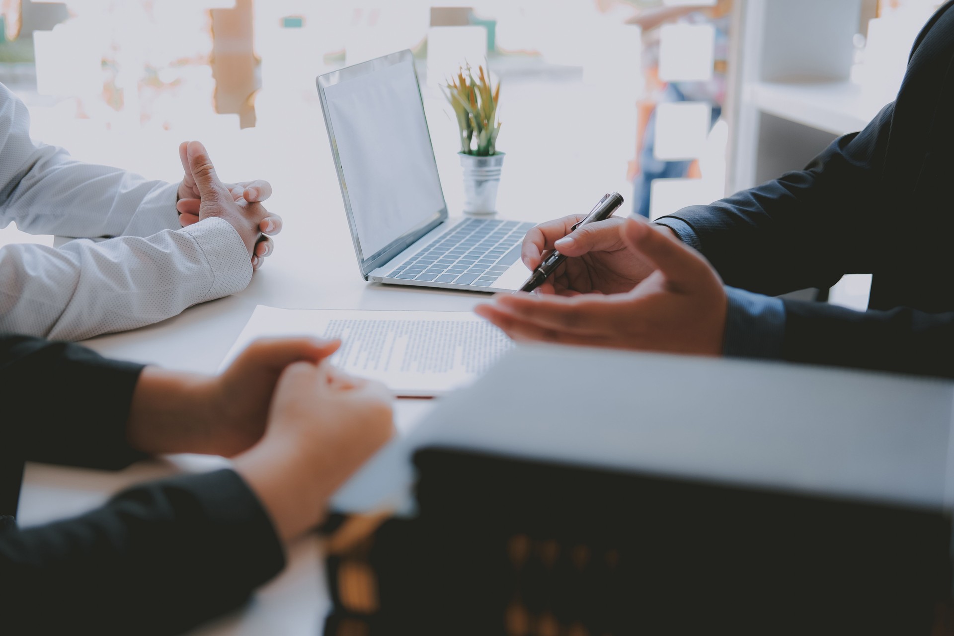 consulenza avvocato broker assicurativo dando consulenza legale a un cliente di coppia sull'acquisto di una casa in affitto. consulente finanziario con contratto di investimento in mutui ipotecari. agente immobiliare che vende immobili