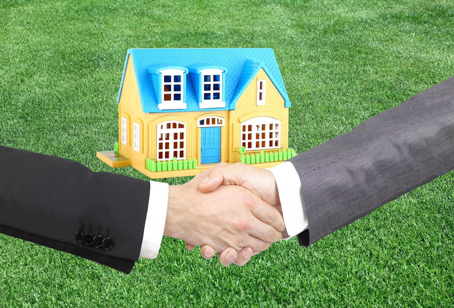 Stretta di mano aziendale, agente immobiliare e concetto di cliente