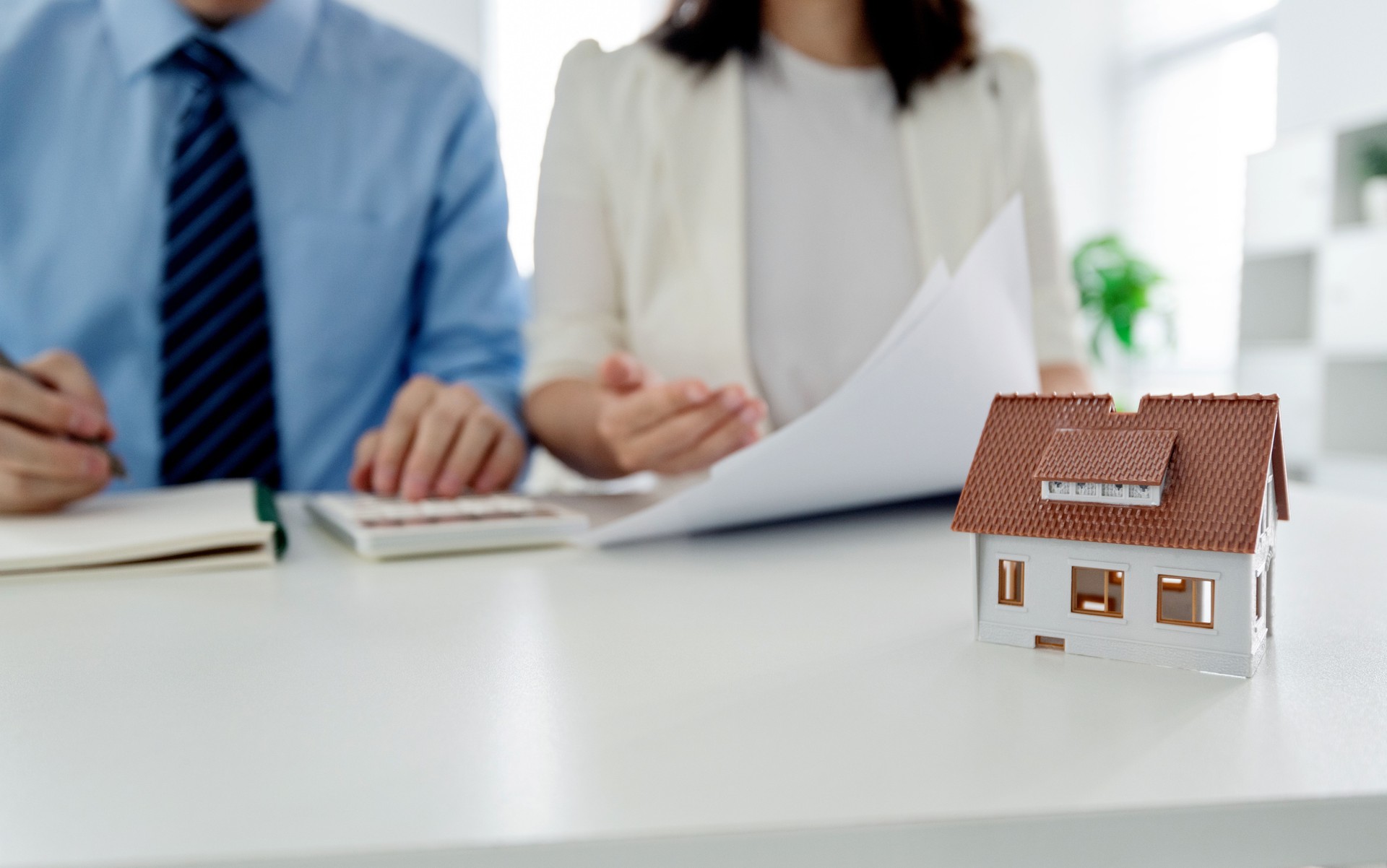 Agente immobiliare che lavora in ufficio